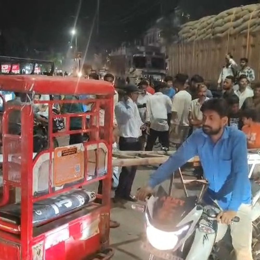 सीतापुर में बिजली कटौती से नाराज उपभोक्ताओं का प्रदर्शन:सड़क जाम की, जमकर नारेबाजी, अधिकारियों के आश्वासन पर माने