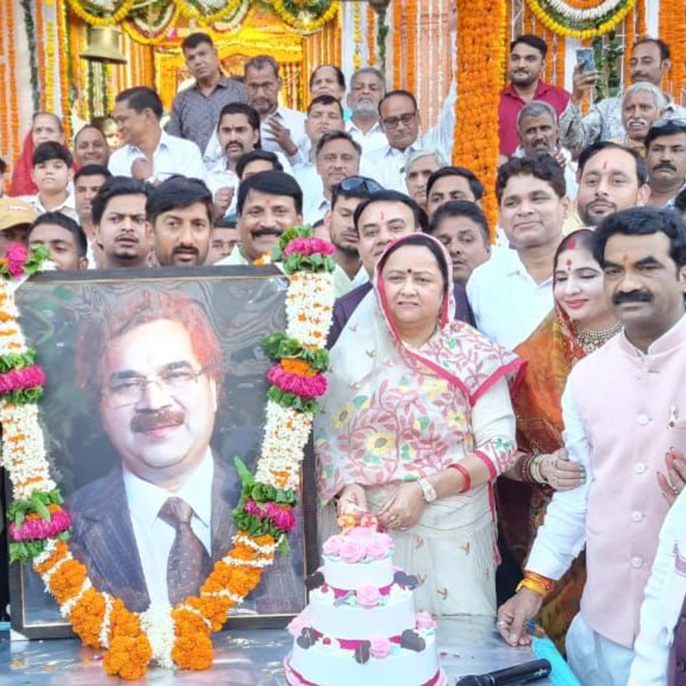 धूमधाम से मनाई हाथरस की 29वीं वर्षगांठ:दाऊजी मंदिर में हुआ भव्य कार्यक्रम, पूर्व मंत्री रामवीर उपाध्याय को श्रद्धांजलि