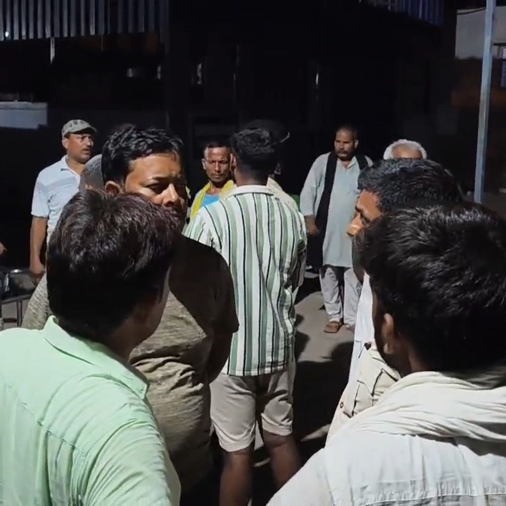 कैमूर में बाइक की टक्कर से महिला की मौत:नौहट्टा हाई स्कूल के पास हुआ हादसा, भाग रहे बाइक सवार को ग्रामीणों ने पकड़कर पीटा