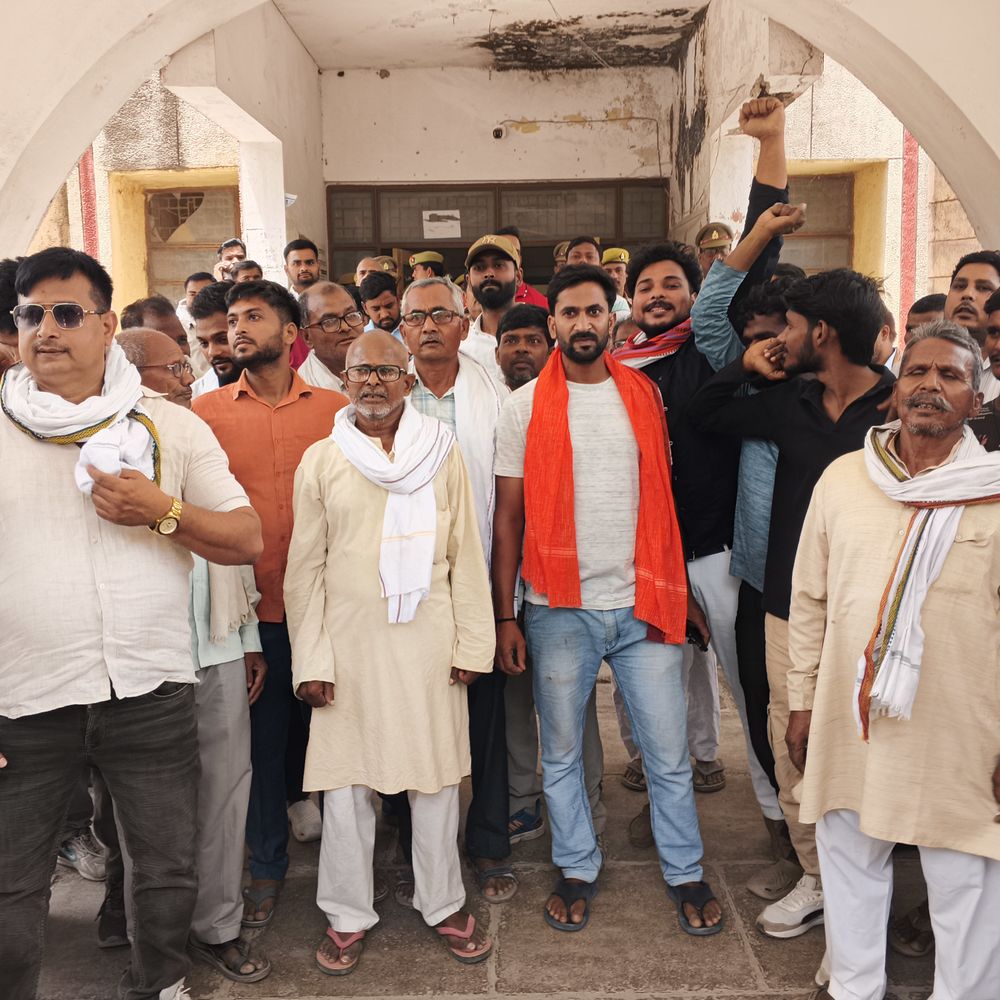 मऊ कलेक्ट्रेट में किसानों का प्रदर्शन:उचित मुआवजे की मांग को लेकर DM को ज्ञापन दिया, जमकर नारेबाजी की