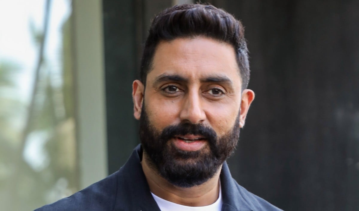 King के सेट से Abhishek Bachchan का खूंखार लुक लीक! हाथ में शॉटगन और ग्रे ओवरकोट में ‘विलेन’ बने