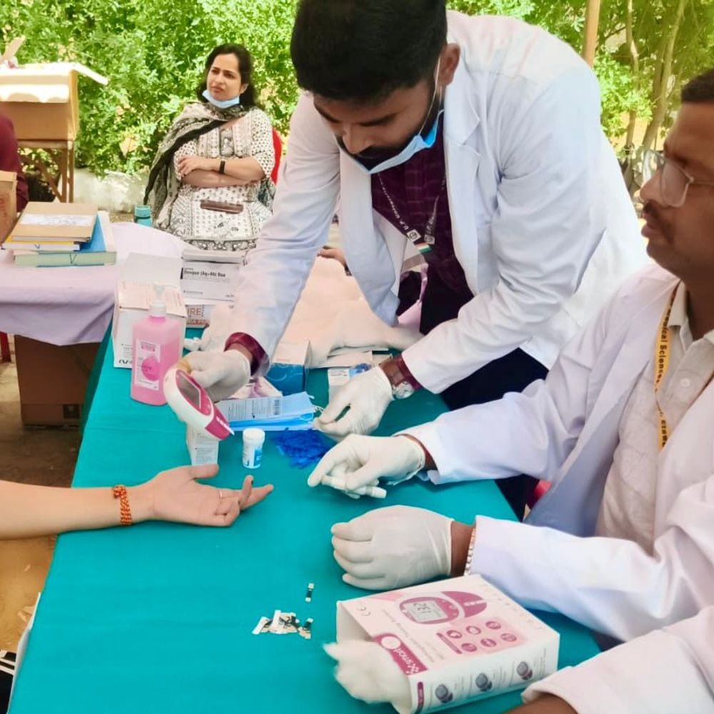 इटावा में यूपीयूएमएस सैफई ने लगाया हेल्थ कैंप:225 से अधिक मरीजों का हुआ स्वास्थ्य परीक्षण, दवाएं भी मिलीं
