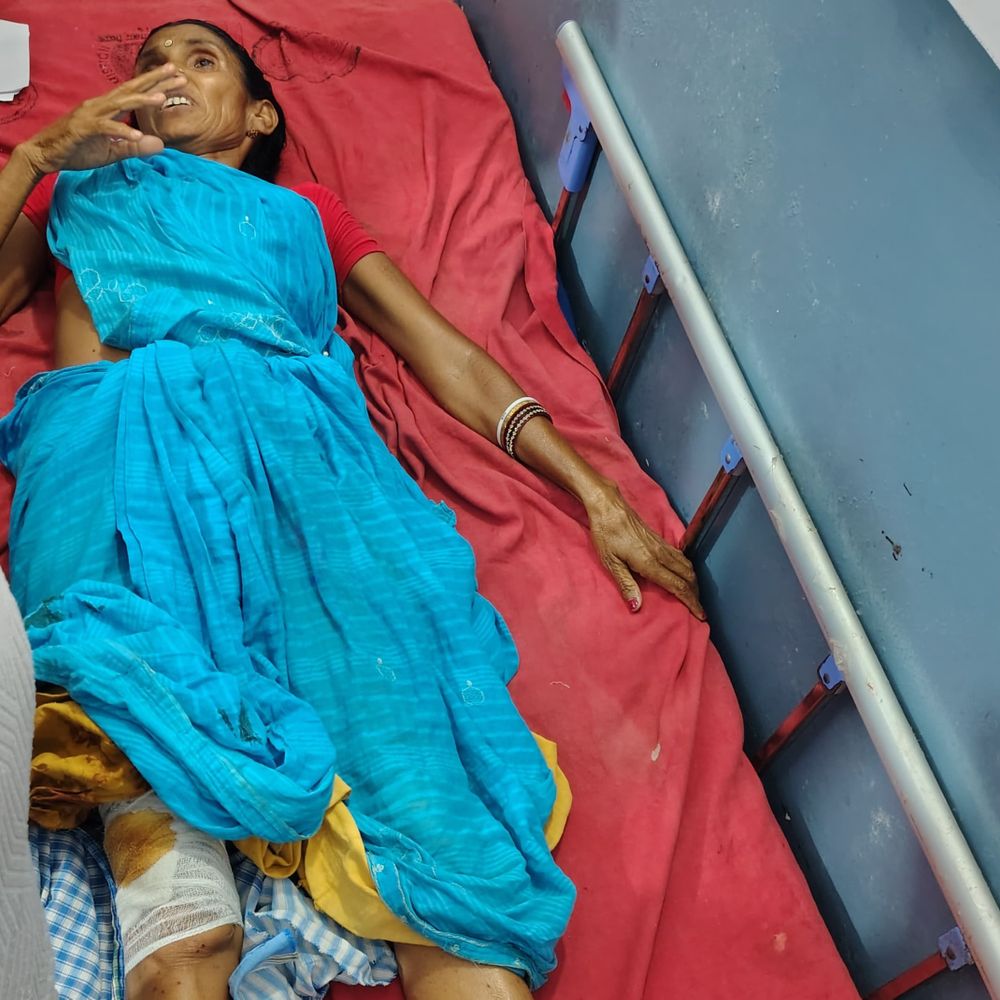 बांका में महिला को गोली मारकर कैश, ज्वेलरी लूटे:बैंक से लौटते समय अपराधियों ने दिया घटना को अंजाम, अस्पताल में भर्ती