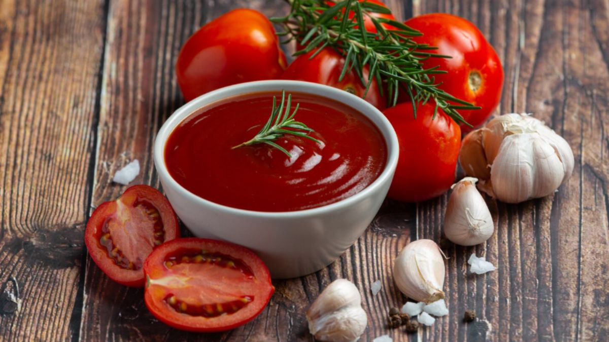 बाजार के मिलावटी टोमैटो सॉस को कहें बाय बाय, सिर्फ 15 मिनट में बनाएं प्योर Tomato Sauce