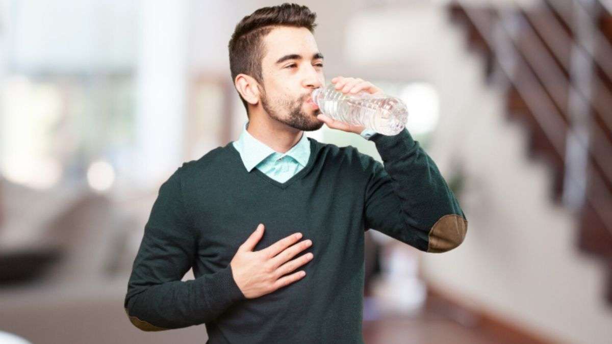 खड़े होकर क्यों नहीं पीना चाहिए पानी, जानें इसके पीछे की वजह, क्या कहता है साइंस