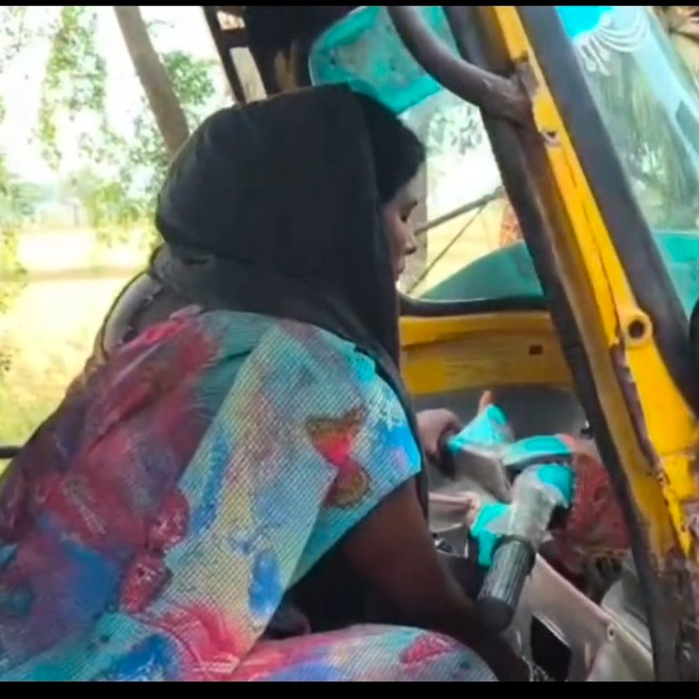 सेवती की महिला भरण-पोषण के लिए ऑटो चला रही:परिवार के खर्च और आर्थिक मदद के लिए काम शुरू किया