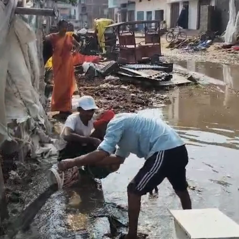 सड़क पर बह रहा नाले का पानी