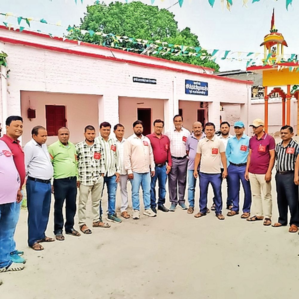 रेलवे के कर्मचारियों ने अपनी मांगों के समर्थन में की नारेबाजी