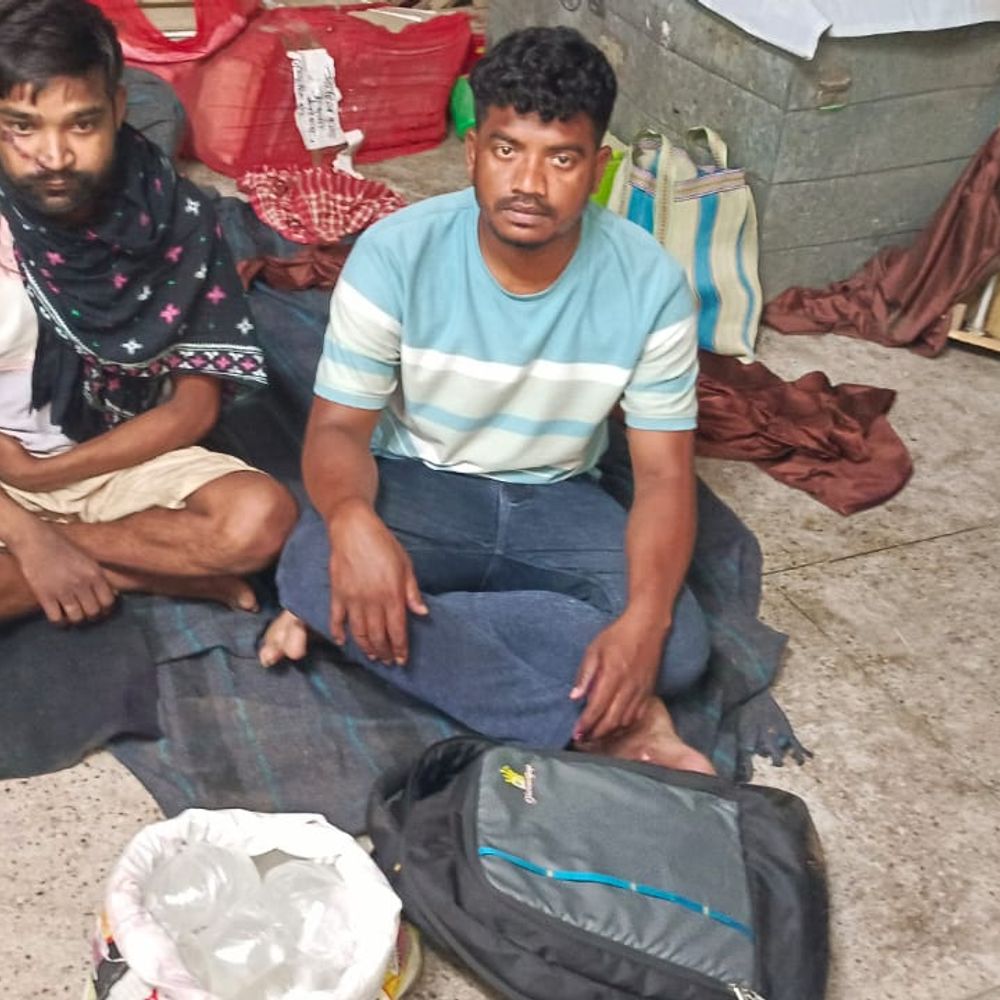 बाइक; दो मोबाइल भी बरामद, भेजे गए जेल:संध्या गश्ती में 16 लीटर महुआ शराब जब्त, दो तस्कर धराए