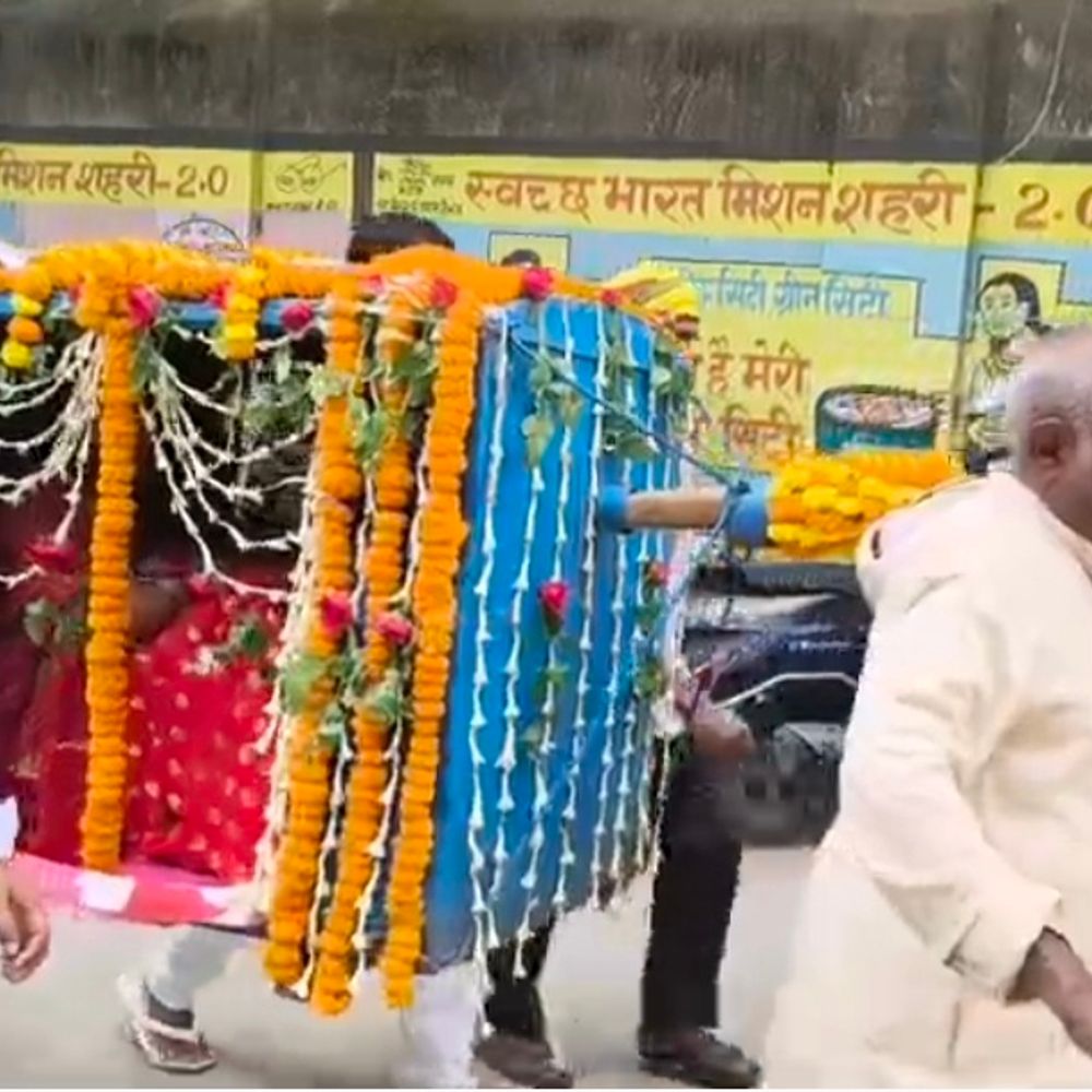 डोली में विदाई बनी नजीर, कहारों को मिला सहारा