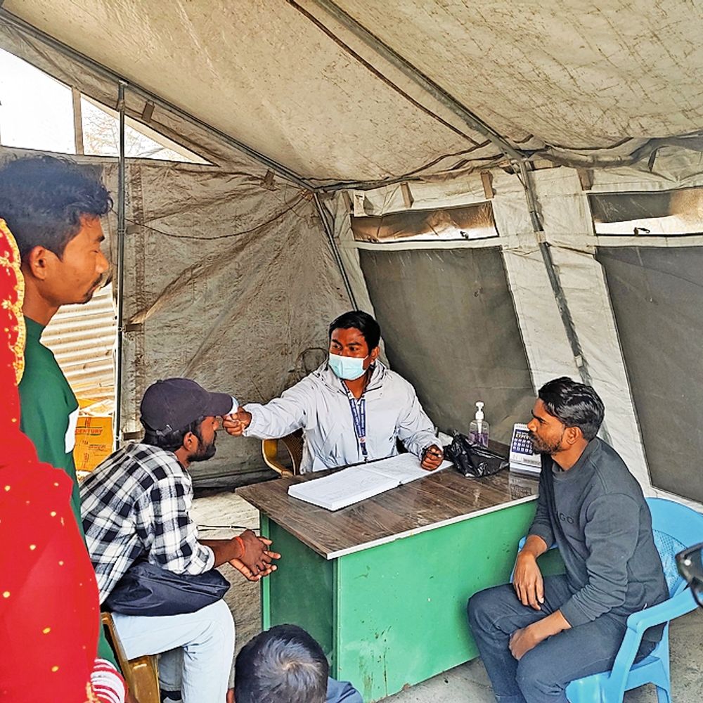 बॉर्डर पर हाईअलर्ट, नेपाली स्वास्थ्य विभाग ने लोगों की स्क्रीनिंग शुरू की