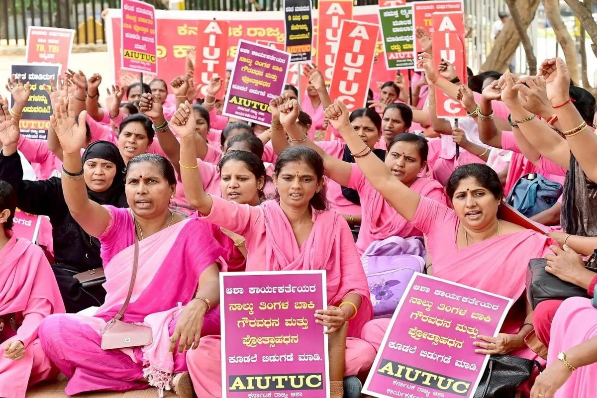 मानदेय और प्रोत्साहन राशि जारी करने की मांग को लेकर आशा कार्यकर्ताओं का प्रदर्शन