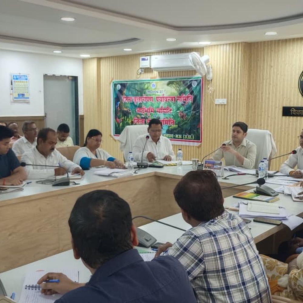 मऊ डीएम ने वृक्षारोपण, गंगा समिति की समीक्षा की:नदियों के किनारे अधिक पौधे लगाने, निगरानी के निर्देश दिए