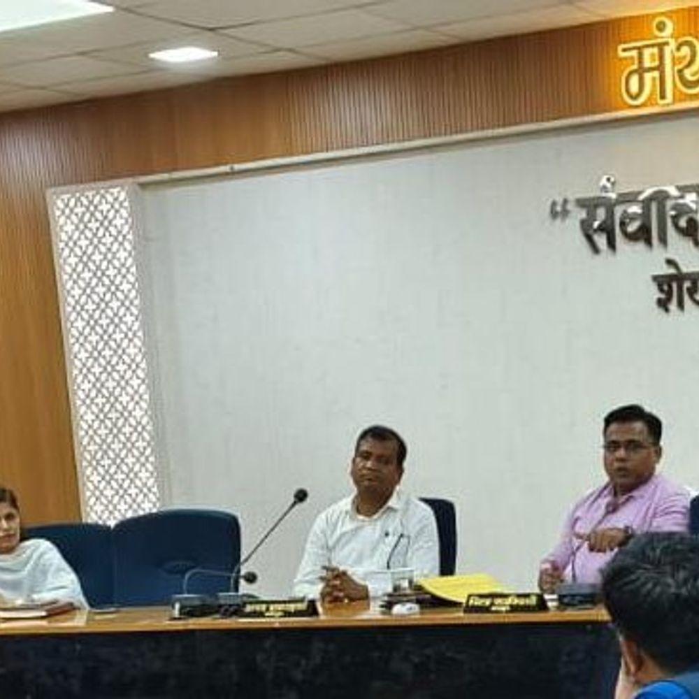 बाढ़ तैयारियों की मीटिंग में 2 इंजीनियर एब्सेंट:शेखपुरा DM ने मांगी सफाई, गलत रिपोर्ट पर फटकार लगाई