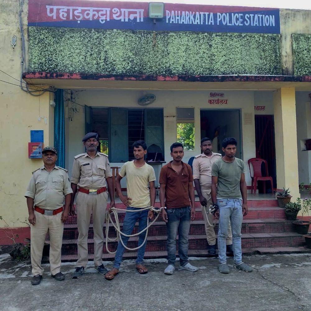किशनगंज में विद्युत तार चोर गिरोह का भंडाफोड़:3 आरोपी हुए गिरफ्तार, 2000 मीटर वायर और पिकअप वाहन-बाइक बरामद