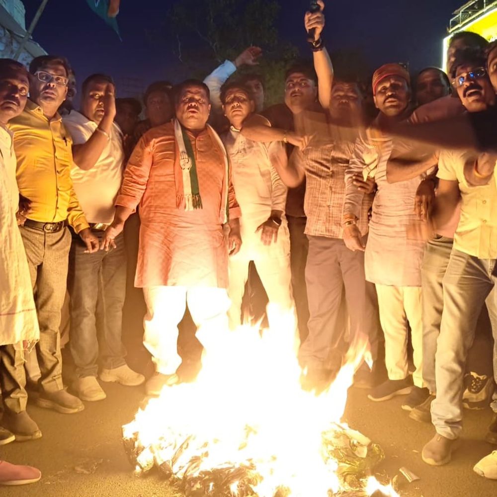 नीट परीक्षा रद्द होने पर उज्जैन में कांग्रेस का प्रदर्शन:मशाल रैली निकाली, केंद्रीय शिक्षा मंत्री का पुतला दहन किया
