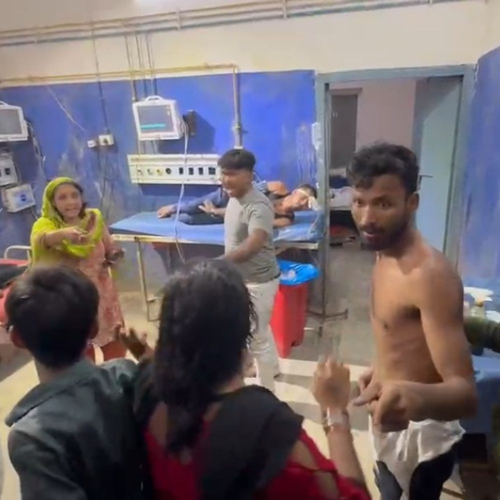 नवादा सदर अस्पताल में ननद-भाभी में मारपीट:50 हजार रुपये के लेनदेन को लेकर था विवाद, युवक ने सिर पर मारी बेल्ट; 6 लोग घायल