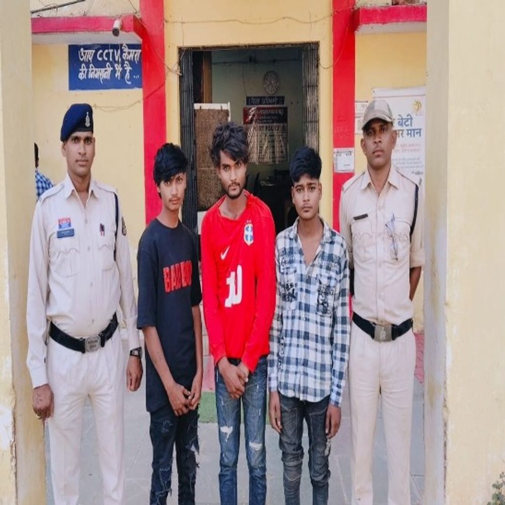 जांजगीर-चांपा में चोरी की बाइक के साथ 3 गिरफ्तार:एक नाबालिग भी शामिल, बेचने की फिराक में थे, पुलिस ने घेराबंदी कर पकड़ा