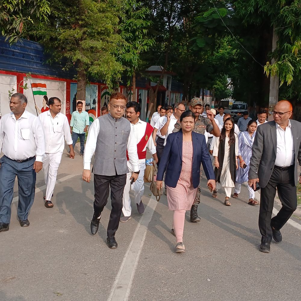 गोपालगंज में न्यायिक अधिकारी पैदल पहुंचे कोर्ट:जिला जज ने की ईंधन बचाने की अपील, एक दिन के लिए लोगों से सुख-सुविधाओं त्यागने को बोला