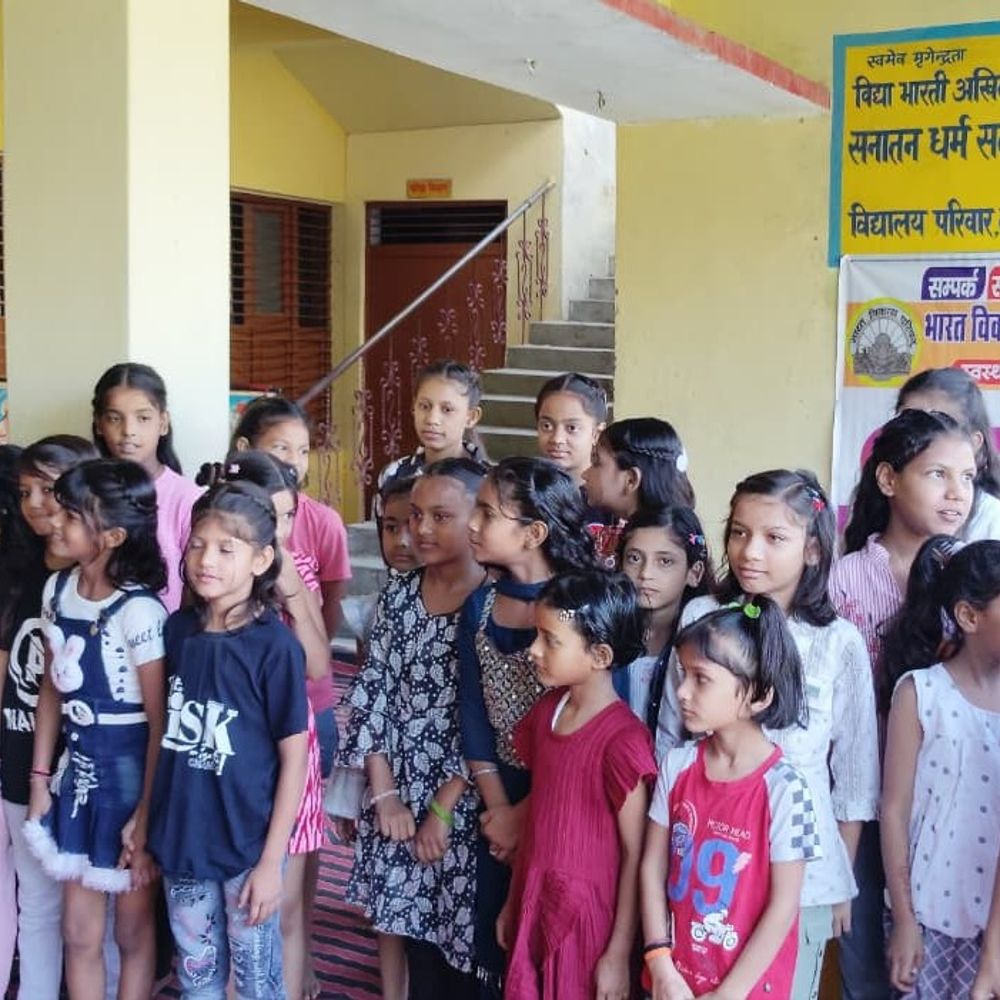 बुलंदशहर में बाल संस्कार शिविर में बालिकाओं को मेकअप सिखाया:उन्हें हेयर स्टाइलिंग के टिप्स भी दिए गए, भारत विकास परिषद सेवार्थ शाखा का आयोजन
