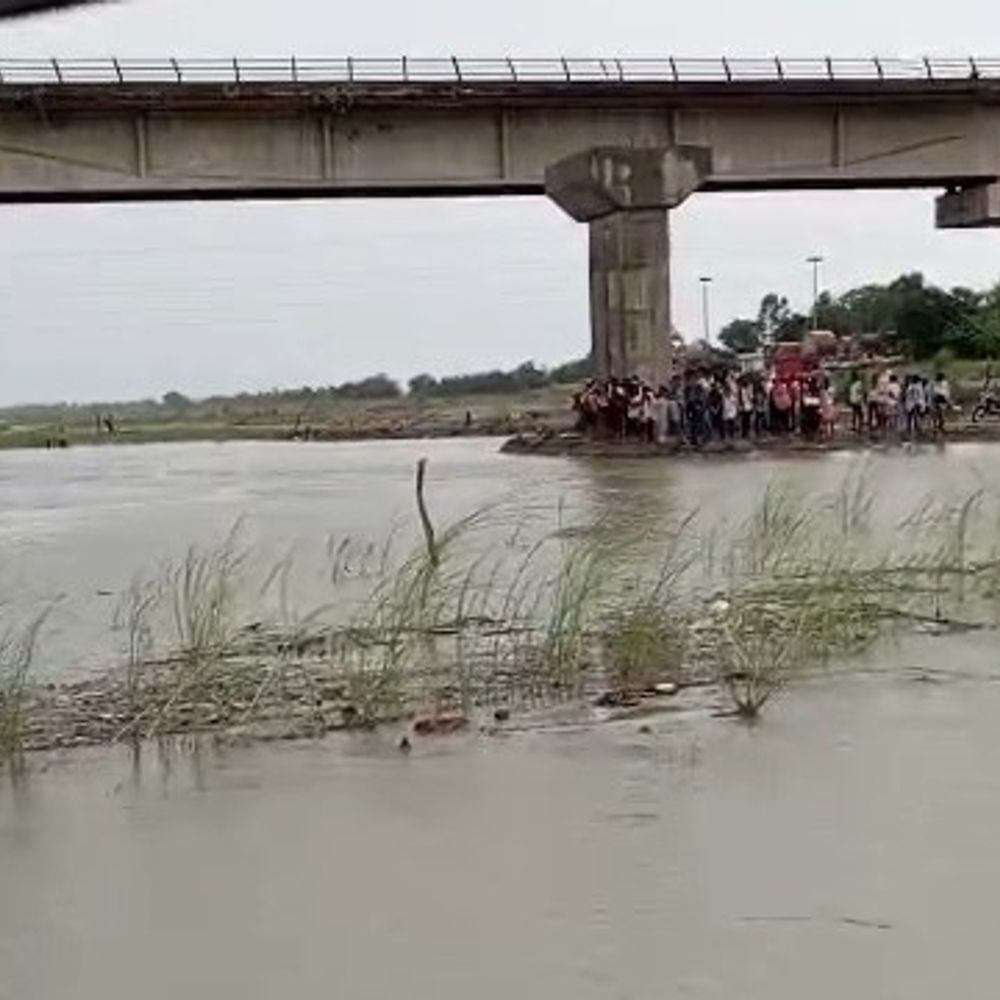 गोपालगंज के गंडक नदी में 3 किशोरियां लापता:SDRF और NDRF की टीमें तलाश में जुटीं