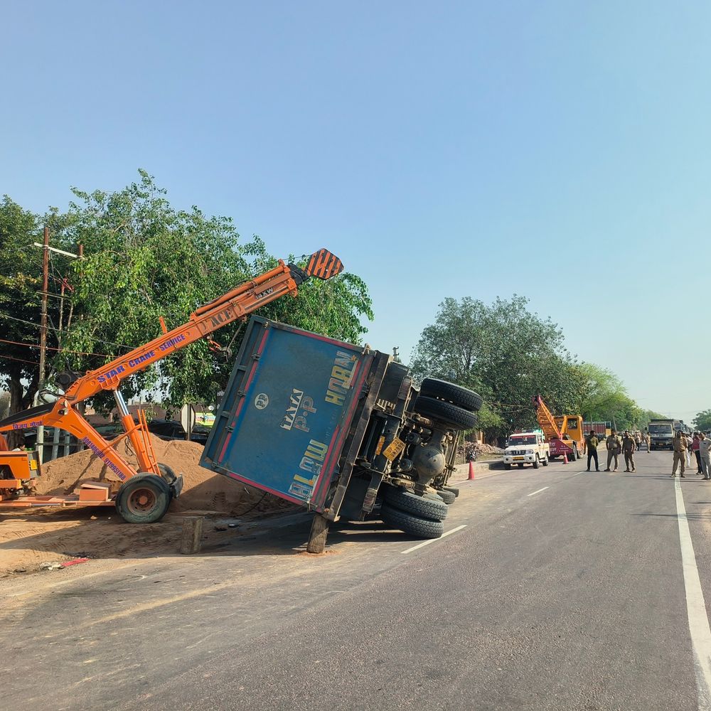 घाटमपुर में बेकाबू डंपर हाइवे पर पलटा:साइकिल सवार चौकीदार की दबकर मौत, थाने से ड्यूटी करके घर लौट रहा था