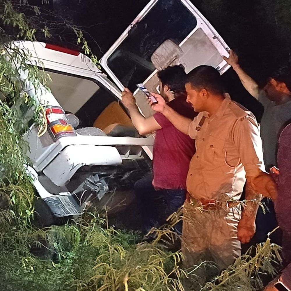 इटावा में बेकाबू बोलेरो ने बाइक को मारी टक्कर:पिता और 8 साल के बेटे की मौत, पत्नी गंभीर रूप से हुई घायल; बोलेरो चालक फरार