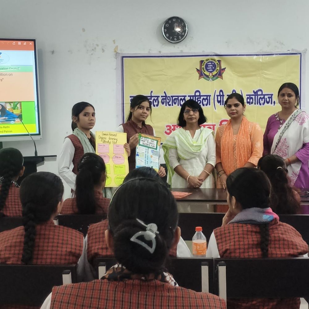 आई.एन.एम. कॉलेज में पोस्टर प्रतियोगिता आयोजित:छात्राओं ने पर्यावरण संरक्षण पर दिए संदेश