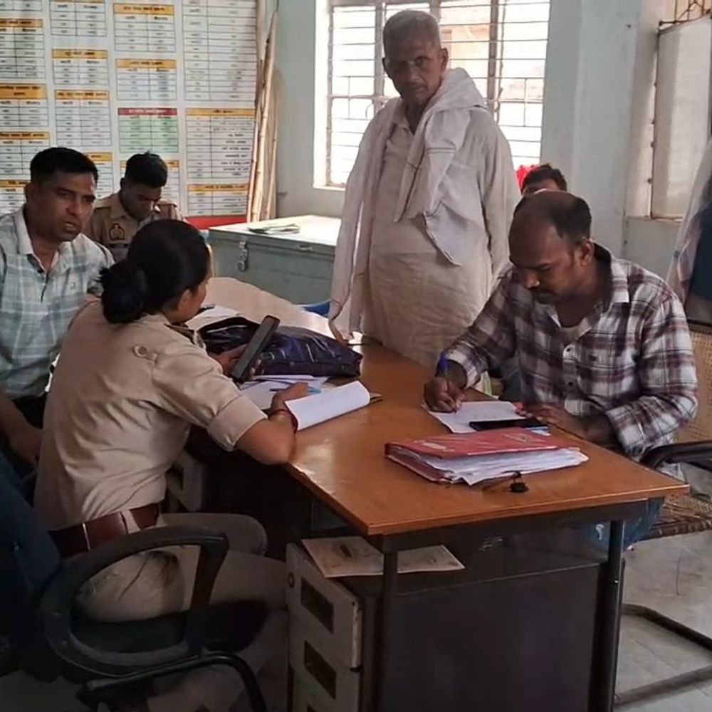 व्यापारी के 9 किलो चांदी के आभूषण चोरी:कैमूर में बस से 9.5 लाख रुपए का माल गायब, सीट के नीचे रखा था