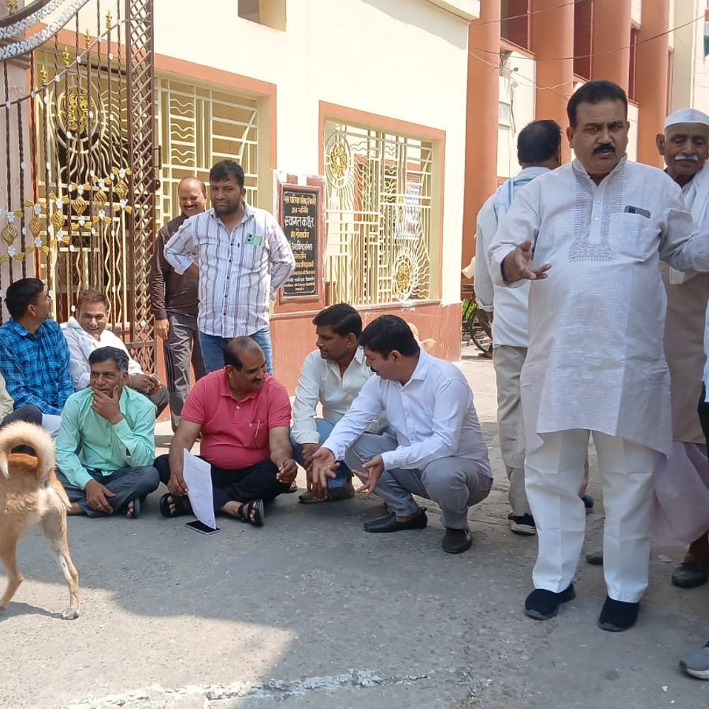 शामली में मिल रोड पर दुकानदारों का धरना:जलभराव की समस्या पर नगर पालिका के खिलाफ प्रदर्शन
