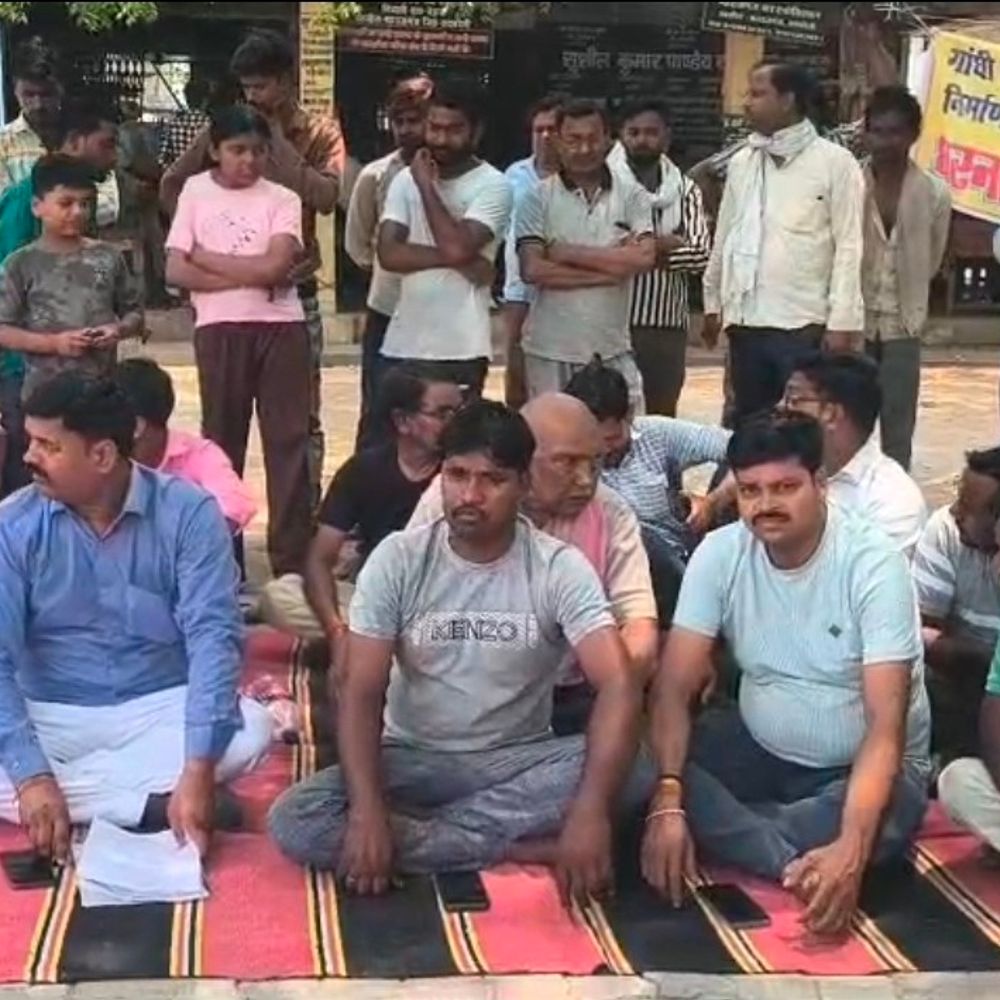 घटिया सीसी रोड निर्माण का विरोध:रायबरेली में उपजिलाधिकारी को ज्ञापन सौंपकर कार्रवाई की मांग