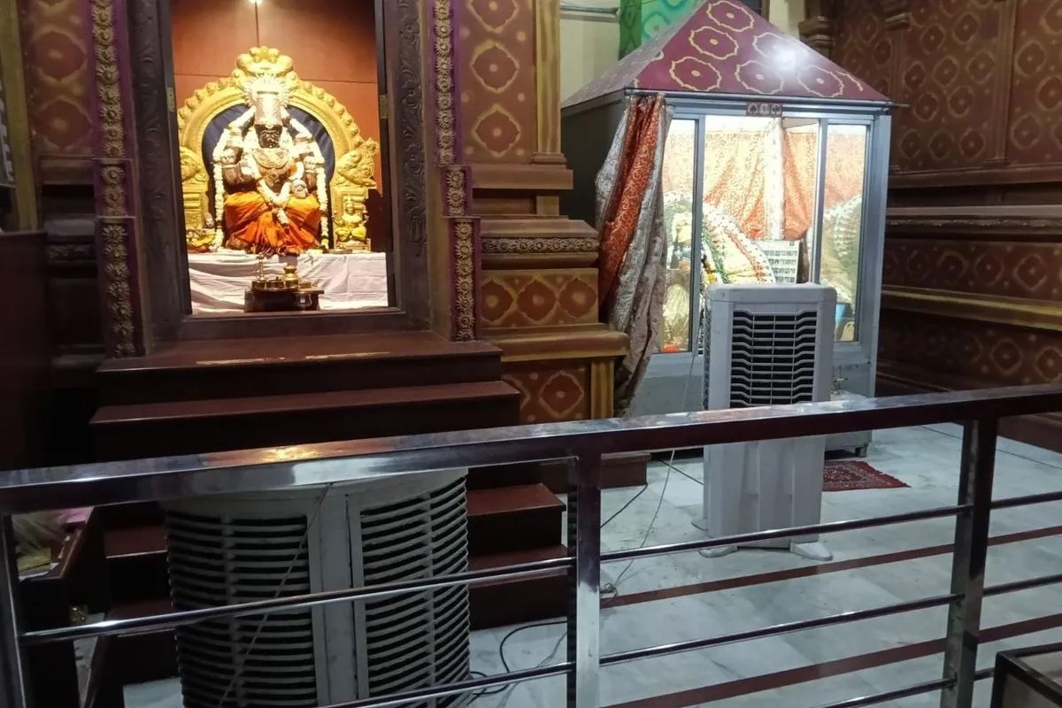 गर्मी में ठाकुरजी को ठंडक, अलवर के मंदिरों में एसी, कूलर और फूल बंगल