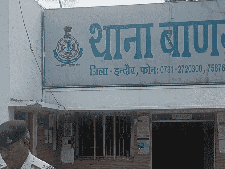 इंदौर में ब्रिज की रेलिंग से टकराई टू व्हीलर:युवती उछलकर ब्रिज से नीचे जा गिरी, मौके पर मौत; युवक ने इलाज के दौरान दम तोड़ा