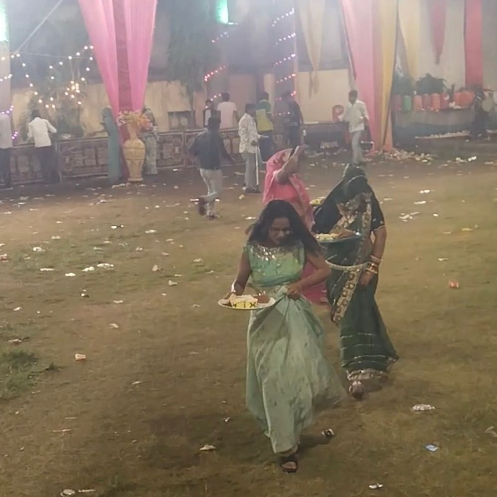 ललितपुर में तेज हवा के साथ झमाझम बारिश:शादी समारोह में कुर्सियां उड़ीं, लोग खाने की थाली लेकर भागे