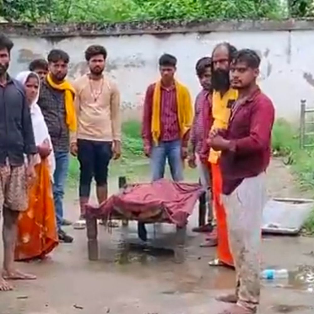 खगड़िया में बिजली गिरने से एक की मौत:घर के बाहर खड़ा था, मौके पर गई जान