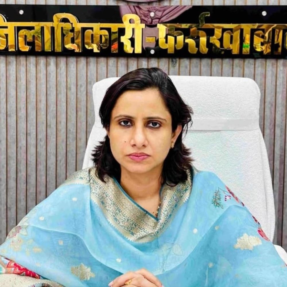 फर्रुखाबाद अग्निकांड पीड़ितों को ₹35,000 की सहायता:सिकंदरपुर तिहैया में आग से भेड़ों और झोपड़ी को हुआ था नुकसान