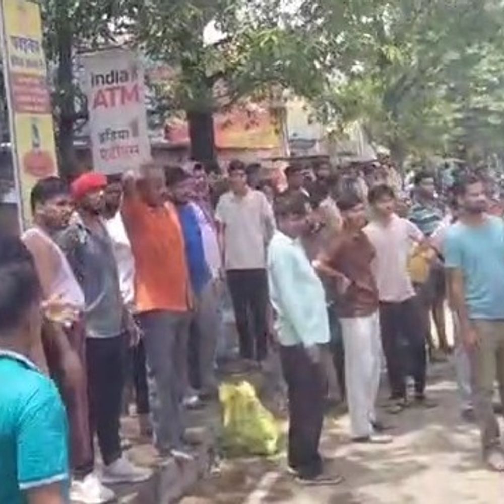 उन्नाव में इलेक्ट्रॉनिक स्कूटी शोरूम में लगी आग:लाखों का सामान जला, आसपास की दुकानें भी प्रभावित