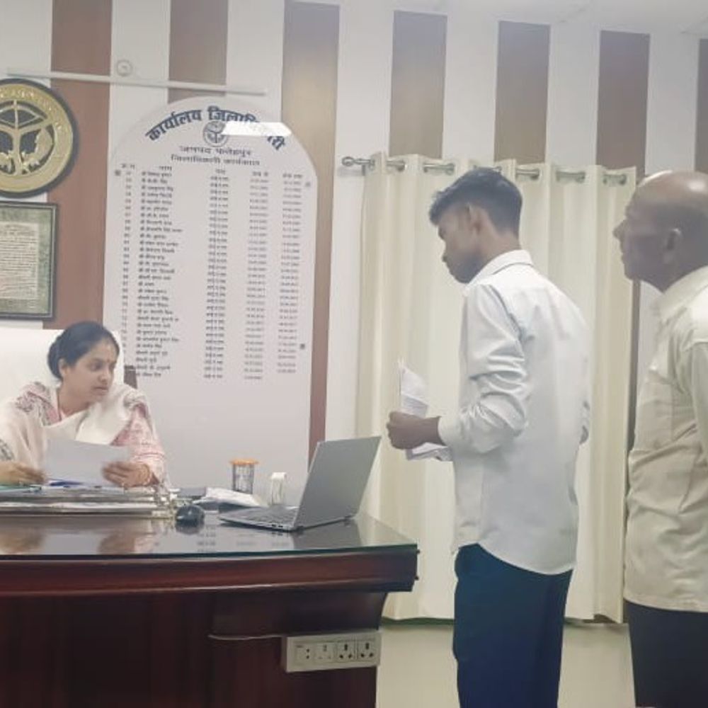 फतेहपुर डीएम की नई पहल ‘जन-संवाद से समाधान’:वीडियो कॉन्फ्रेंसिंग से शिकायतों का निपटारा किया, लापरवाही पर कार्रवाई की चेतावनी दी