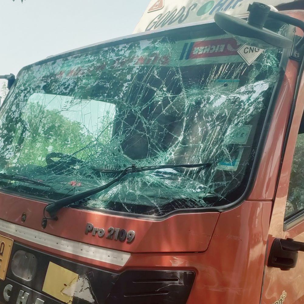 डीसीएम ने पीआरवी वाहन को टक्कर मारी:कानपुर देहात में 2 हेड कांस्टेबल घायल, पीआरवी बुरी तरह क्षतिग्रस्त हुई