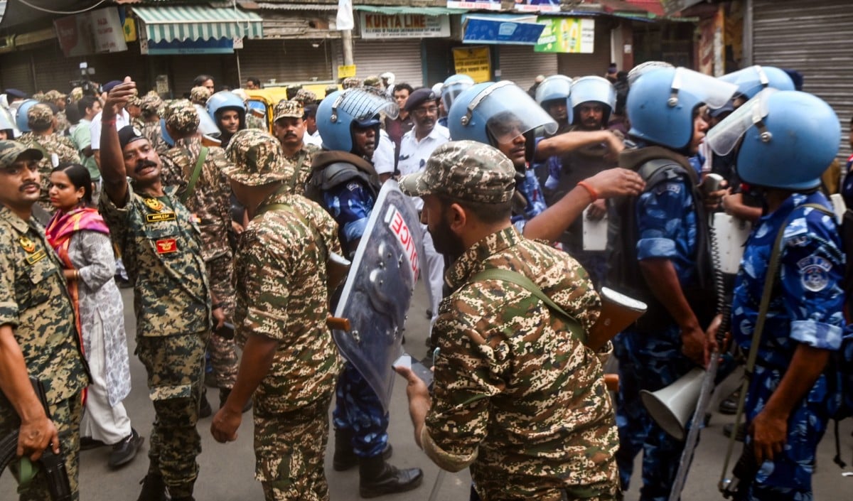 West Bengal | भवानीपुर में ‘आधी रात’ का संग्राम: स्ट्रांग रूम पहुंचे ममता और शुभेंदु के समर्थक, EVM छेड़छाड़ के आरोपों पर भारी बवाल