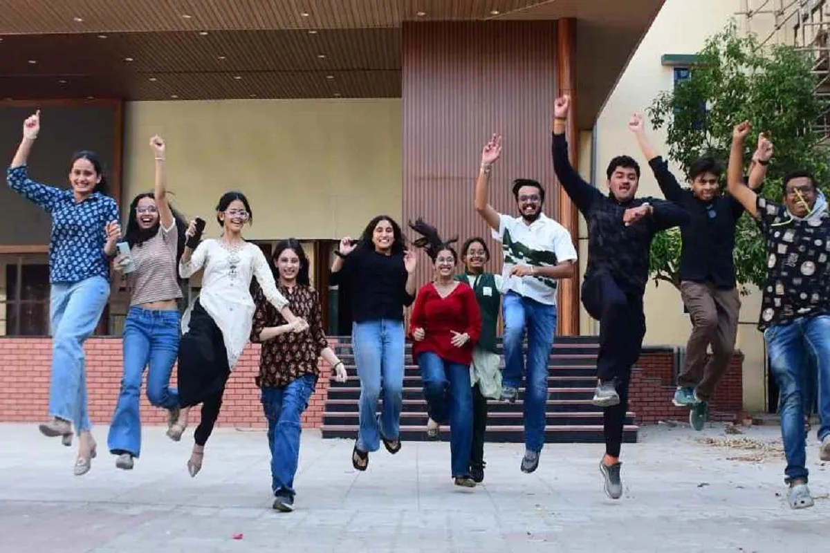 12वीं बोर्ड के अच्छे रिजल्ट से उत्साहित छात्र— छात्राएं….देखिए फोटो