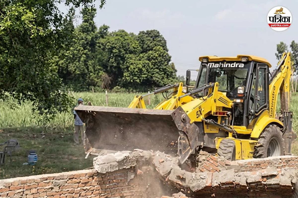 बिजनौर में अवैध कॉलोनी पर चला बुलडोजर, ध्वस्त की गई 5 बीघा में फैली प्लाटिंग, मचा हड़कंप