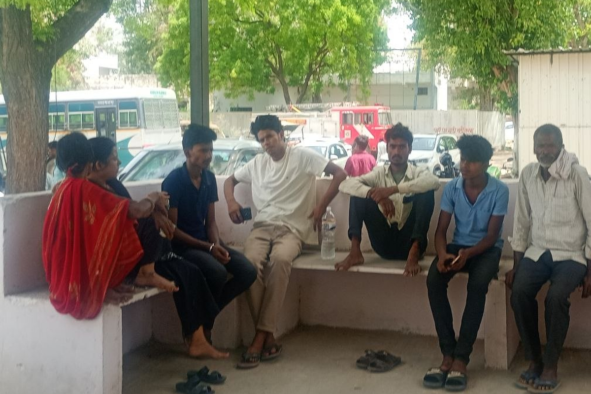 केमिकल कम्पनी में आग: छह दिन बाद राख में मिले अपनों के निशान, देखते ही बेहोश हो गए परिजन… देखें फोटो गैलेरी …