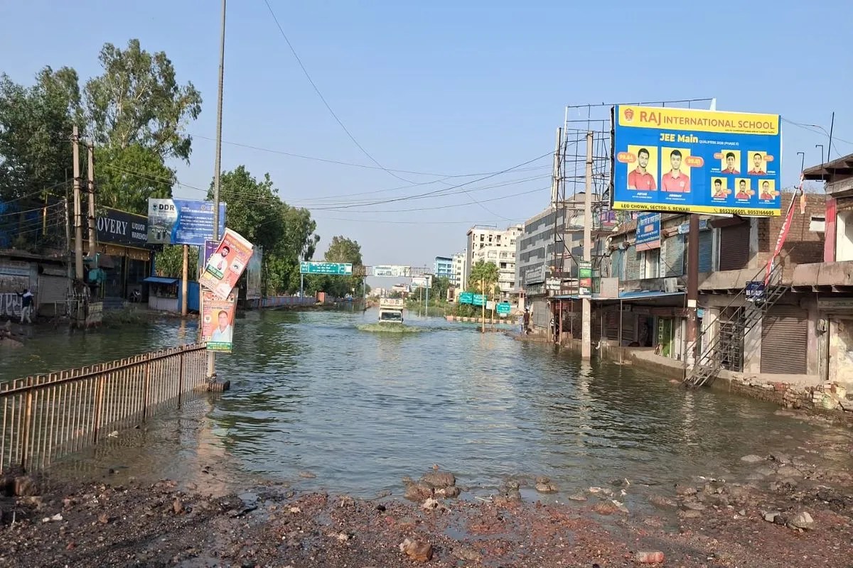 बायपास भगत ङ्क्षसह की सडक़ों पर भरा कई फीट पानी, आवागमन बाधित