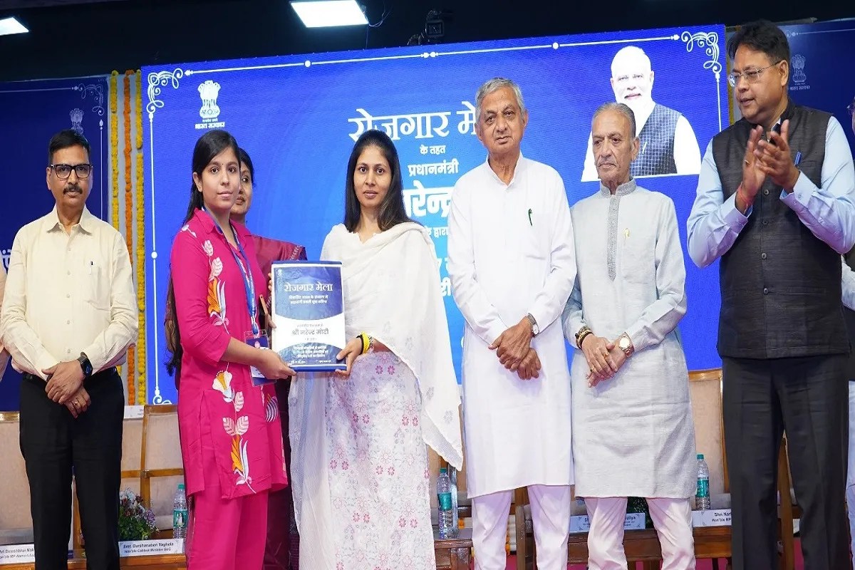 रोजगार मेला : गुजरात में 242 नव चयनित अभ्यर्थियों को नियुक्ति पत्र वितरित