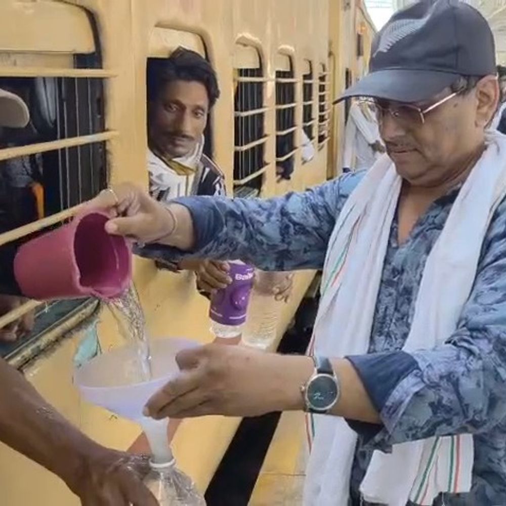 गिरिराज धरण समिति शाजापुर रेलवे स्टेशन पर कर रही जलसेवा:भीषण गर्मी में यात्रियों को मिल रहा शीतल पेयजल