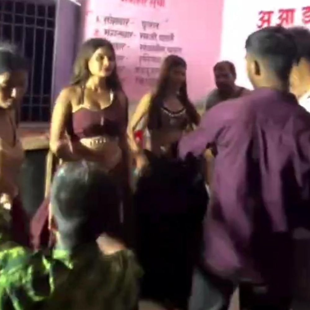 बच्चों की पाठशाला बनी ‘डांस बार’; VIDEO:सीवान के आंगनबाड़ी केंद्र में रातभर चला अश्लील नाच, सेविका पर बाराती को चाबी देने का आरोप
