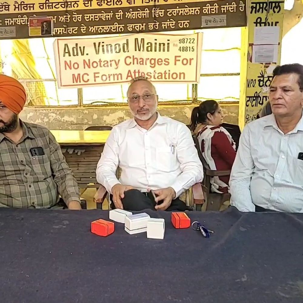 फरीदकोट में लोकतंत्र के लिए नोटरी पब्लिक की पहल:नगर कौंसिल उम्मीदवारों के नामांकन मुफ्त में अटेस्ट; एडवोकेट मैनी ने शुरू की सुविधा