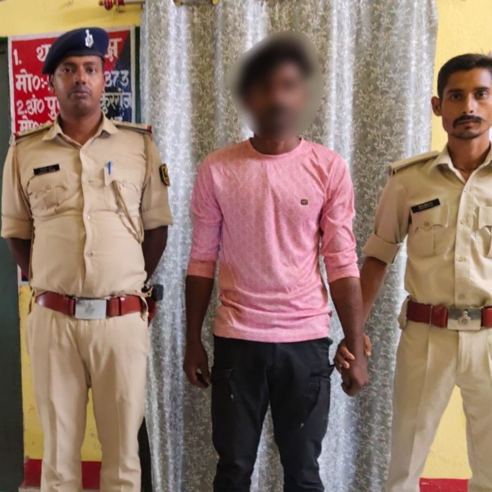 किशनगंज में नशे की हालत में युवक अरेस्ट:बिना नंबर की KTM बाइक, शराब और ₹1 लाख से अधिक कैश बरामद