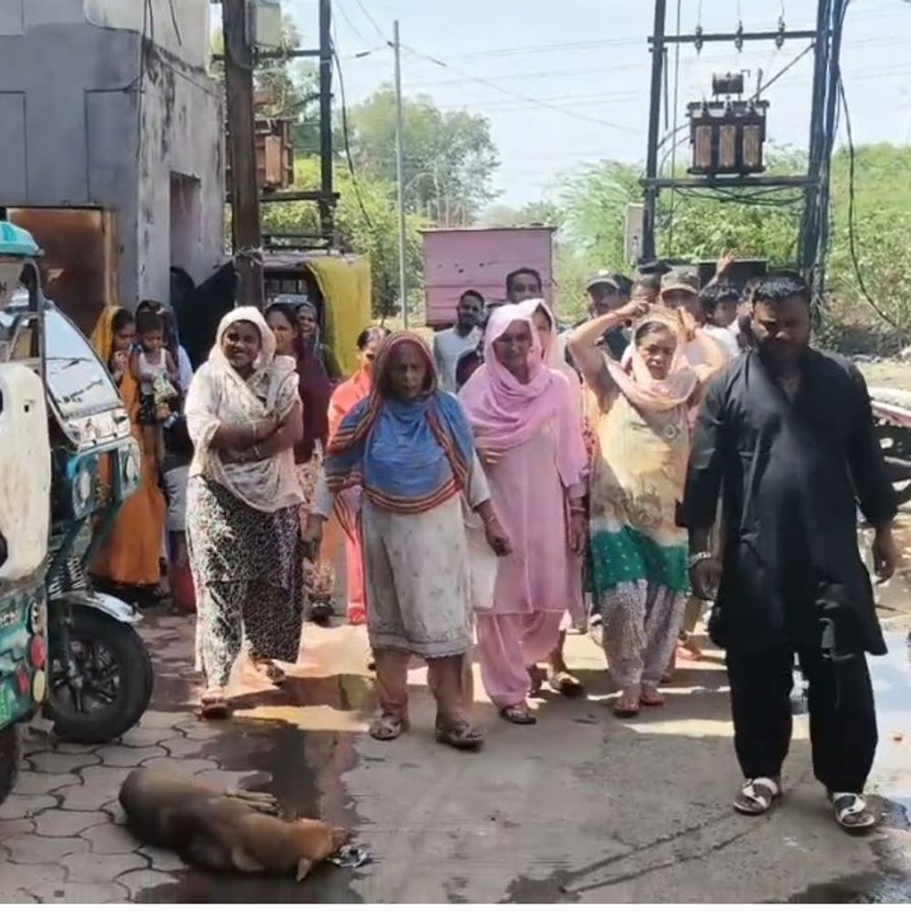 उज्जैन में गंदगी से परेशान रहवासी, सड़कों पर उतरे लोग:वार्ड 34 में नगर निगम के खिलाफ विरोध प्रदर्शन, सफाई व्यवस्था पर सवाल